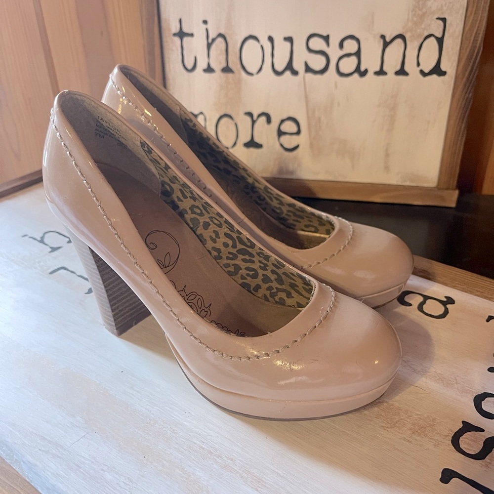 Light pink/beige/cream heels-size 7